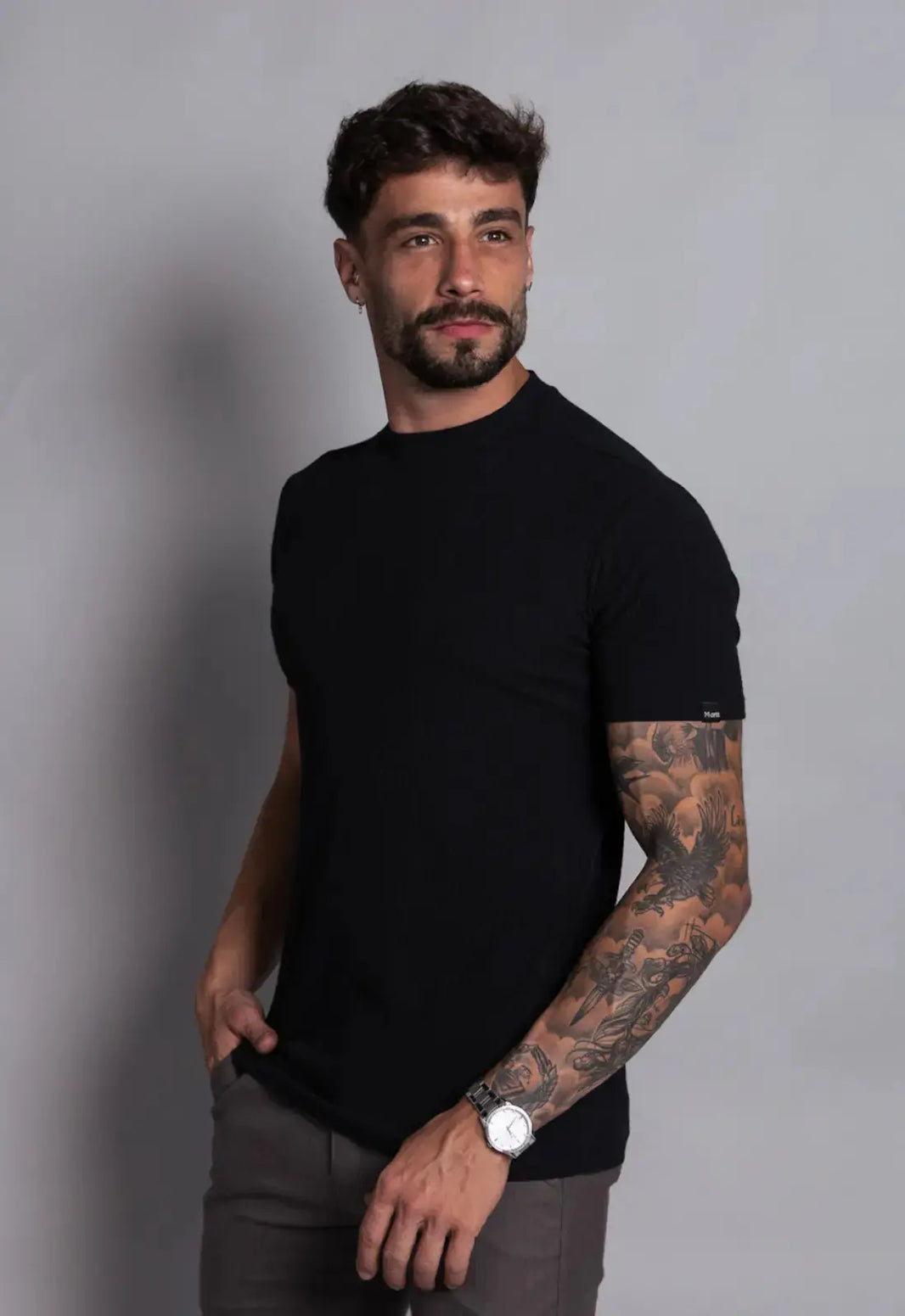 Camiseta Canelada Gola Média Preta | MAGNO