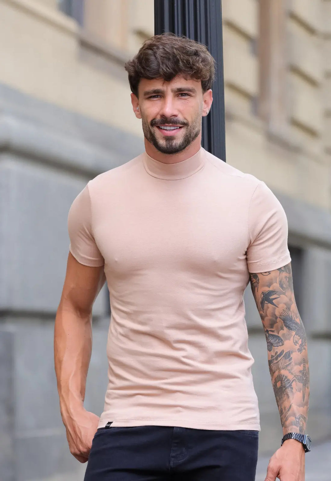Camiseta Slim Gola Alta Bege | MAGNO
