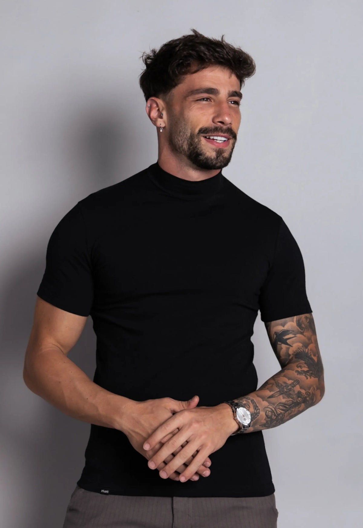 Camiseta Slim Gola Alta Preta | MAGNO