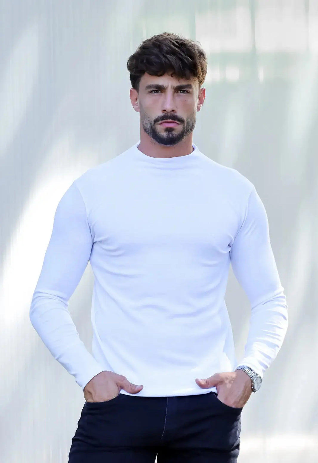 Camiseta Slim Manga Longa Gola Média Branca | MAGNO