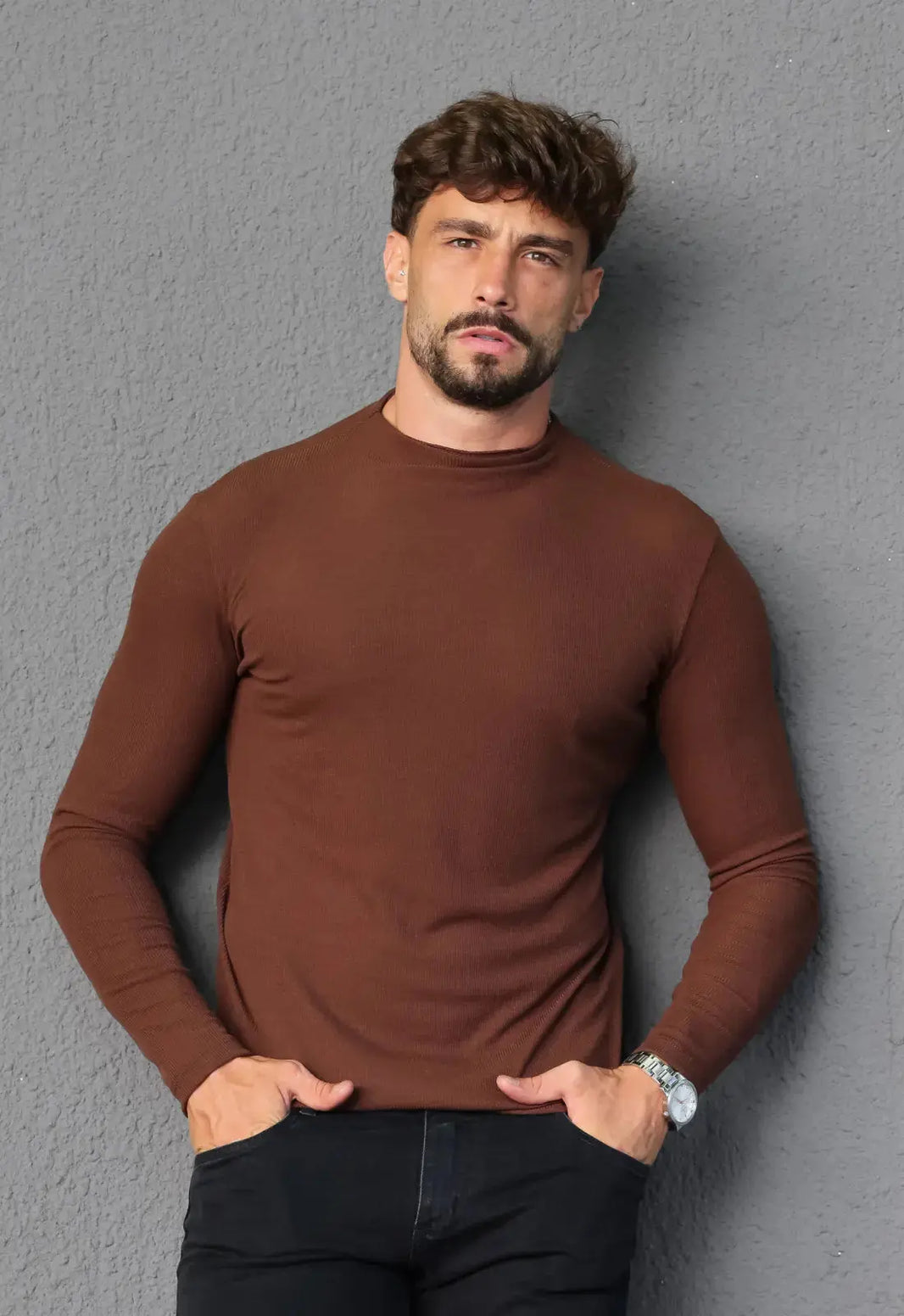 Camiseta Slim Manga Longa Gola Média Marrom | MAGNO